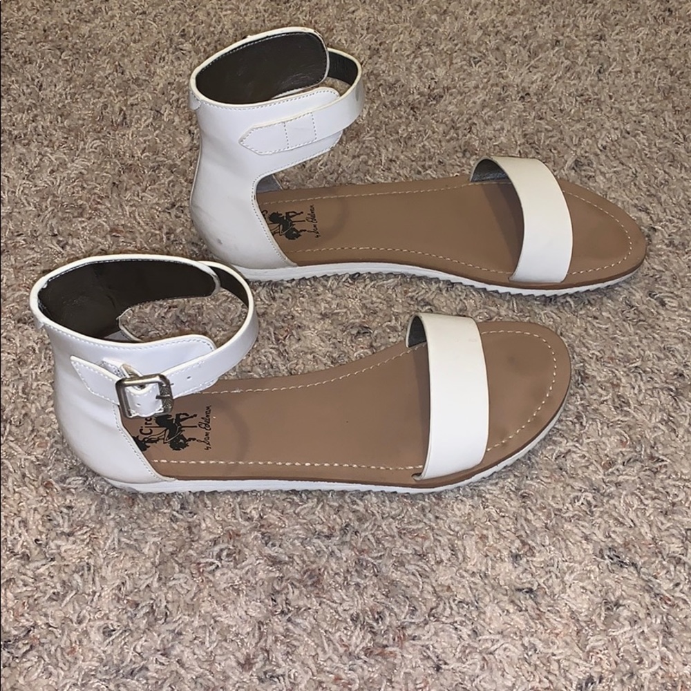 Versatile white sandals 💗